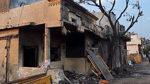 धमाके के बाद आसपास के मकान बुरी तरह से क्षतिग्रस्त हो गए।