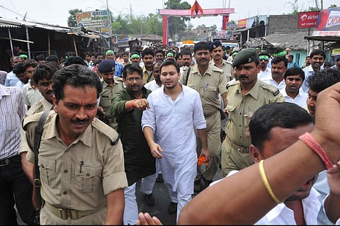 जनविश्वास यात्रा को नेतृत्व करते तेजस्वी यादव।