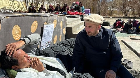 लेह में अनशन पर बैठे सोनम वांगचुक और स्थानीय लोग।