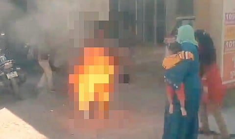 शाहजहांपुर एसपी ऑफिस के बाहर जलता युवक।