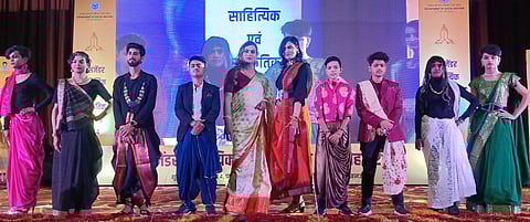 रैम्प वॉक करते ट्रांसजेंडर समुदाय के मॉडल।