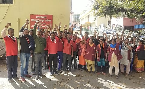 लखनऊ. चिकित्सालय परिसर में प्रदर्शन करते सफाई कर्मचारी।