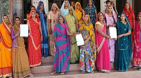 महिलाएं कलेक्ट्रेट ऑफिस पहुंचीं और अपनी समस्या से डिप्टी कलेक्टर को अवगत कराया।