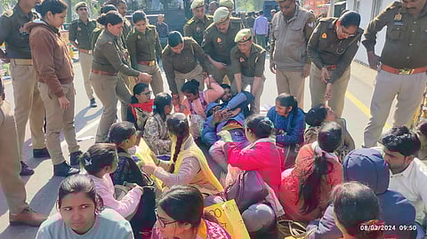 डिप्टी सीएम आवास पर प्रदर्शन करती महिलाओं को हटाती पुलिस।