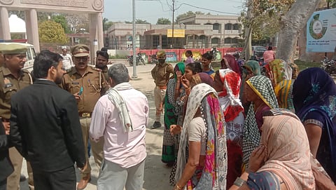 यूपी के कौशांबी में महिलाओं ने कलेक्ट्रेट का किया घेराव.