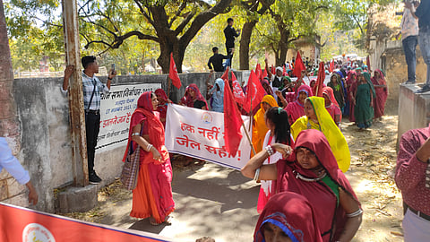 शासकीय ठेके की शराब दुकान पर पहुंचकर महिला कार्यकर्ताओं ने उसे बंद करवाया।