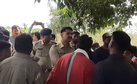 घटनास्थल पर जांच करती पुलिस व लोगों की भीड़।