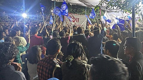 ‘जय भीम’, ‘लाल सलाम’ और ‘वंदे मातरम’ के नारों और ढोल-ढपली की आवाजों से गूंजता कैंपस.