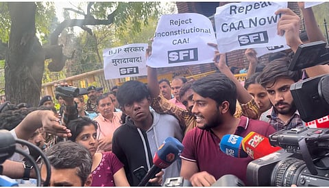 DU में CAA को लेकर प्रोटेस्ट कर रहे छात्रों को पुलिस ने बर्बरता से किया डिटेन.