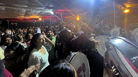 नारे लगाते हुए जेएनयू के स्टूडेंट।