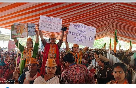 सभा में सीएम योगी को पोस्टर दिखाते अभ्यर्थी।