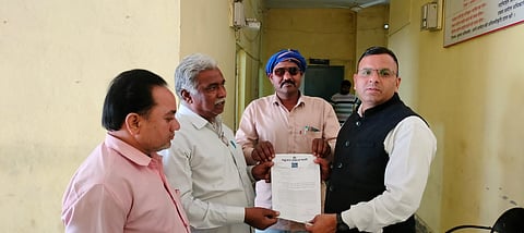 राजस्थान। बारां जिले के छबड़ा उपखंड मुख्यालय पर राज्यपाल के नाम एसडीएम को ज्ञापन सौंपते बसपा के पदाधिकारी।