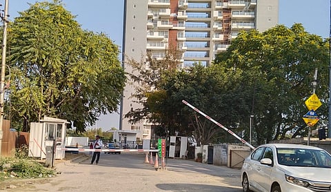 गांव में जाने का मुख्य मार्ग,इस पर अब बैरियर लगाकर सिक्योरिटी तैनात कर दी गई है.