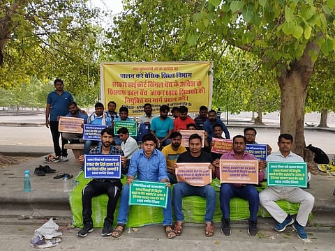 ईको गार्डन में धरना देते अभ्यर्थी।