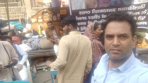 वकील हसन अपने घर का सामान दिखाते हुए।