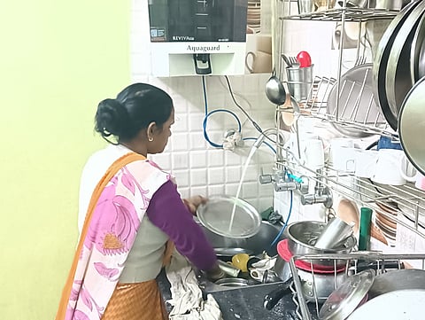 लखनऊ निवासी महिला कामगार रेहाना बताती है- "मैं एक भी छुट्टी नहीं करती, जहां काम करती हूं। वह लोग भी काम की छुट्टियां नहीं देते हैं।"