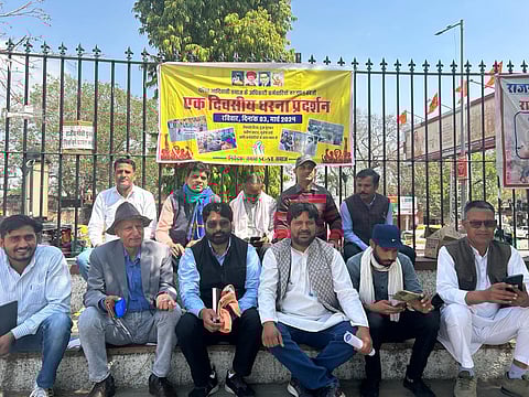 जयपुर में प्रदर्शन करते विभिन्न संगठनों के लोग।