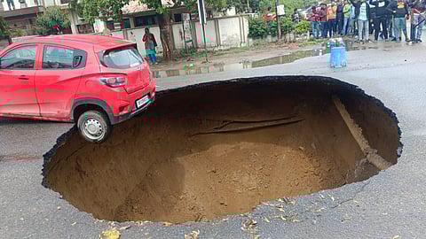 विकासनगर में धंसी सड़क.