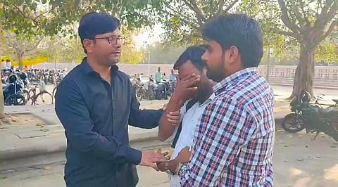 रोते हुए अभ्यर्थी.