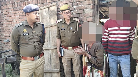 लखीमपुरः कथित गैंगरेप व हत्या के मामले में परिजनों से पूछताछ करती पुलिस।