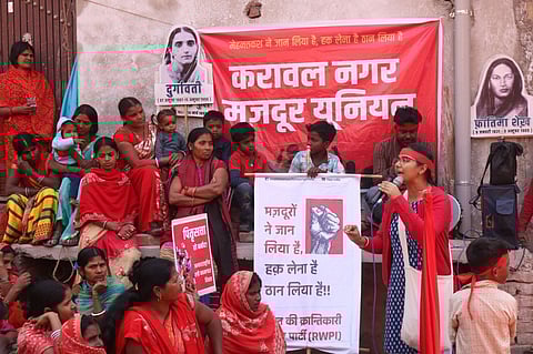 प्रदर्शन करते महिला एवं पुरुष श्रमिक।