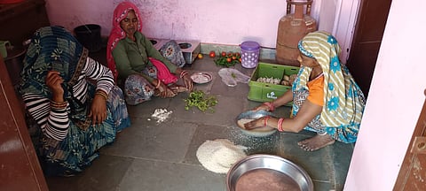 कुक कम हेल्पर मंती बैरवा व मैना महावर खाना बनाते हुए।