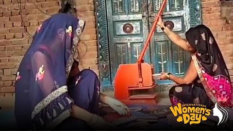 चप्पल (स्लीपर) का निर्माण करती महिलाएं।