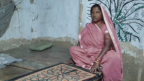 सुशीला देवी पिछले 26 वर्षों से इस कला का अभ्यास कर रही हैं।