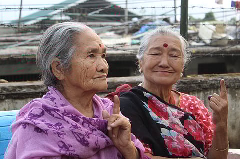 पश्चिम बंगाल के कलिम्पोंग जिले में मतदान करने के बाद दो वृद्ध महिलाएं।