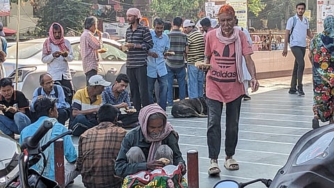 दिहाड़ी मजदूर अपने सुबह के भोजन के लिए गुरुद्वारे में मौजूद