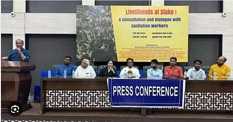 परामर्श बैठक में 200 से अधिक सीवर कर्मचारियों और कचरा बीनने वालों ने भाग लिया। इसमें उन्होंने आने वाली आजीविका के संकट पर चर्चा की।