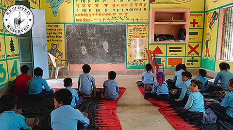 गया के इमामगंज के पकरी-गुरिया ब्लॉक के गौरा डावर गांव में शिक्षक विहीन कक्षा.