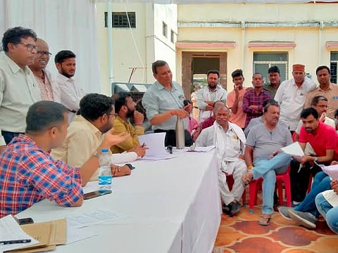 भोपालः नीलामी प्रक्रिया के दौरान अधिकारी व खरीददार।