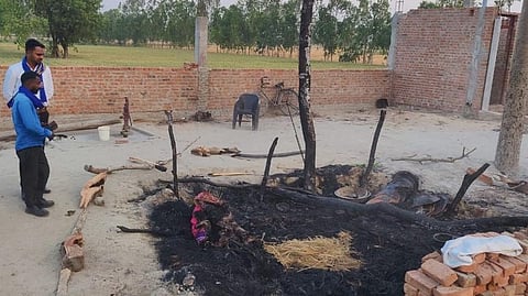 जलकर राख हुई झोपड़ी