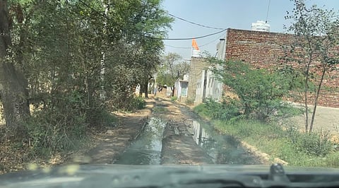 भरतपुर। नगलामाना गांव की वो सड़क जो आज तक नहीं बनाई गई है।