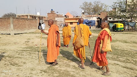 मेला परिसर में बिना पंडाल के मौजूद बौद्ध भिक्षु