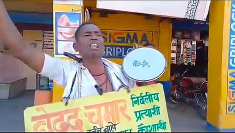 गले में तख्ती लिए छेद्दू चमार.