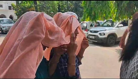 भीषण गर्मी में शिकायत करने पहुंची छात्राएं.