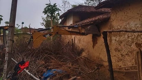 आरोपी के मकान पर चला बुलडोजर