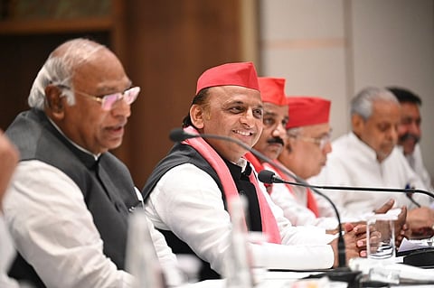 प्रेसवार्ता के दौरान कांग्रेस अध्यक्ष मल्लिकार्जुन खड़गे और सपा अध्यक्ष अखिलेश यादव.