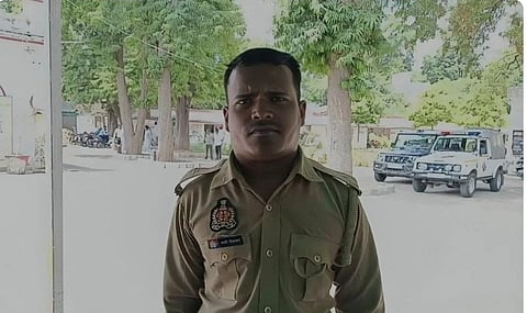 शिकायत करने पहुंचा चौकीदार बंटी.