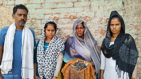 अपनी दोनों बेटियों और पत्नी के साथ शिवलोचन.