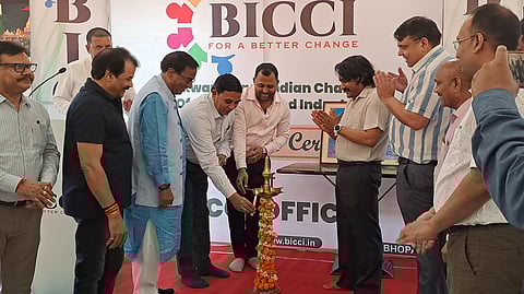 दीप प्रज्वलन कर 'बिक्की' के कार्यालय का हुआ उद्घाटन।