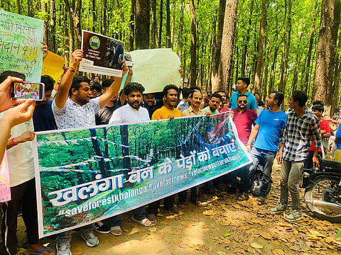 खलंगा वन को बचाने के लिए प्रदर्शन करते लोग।