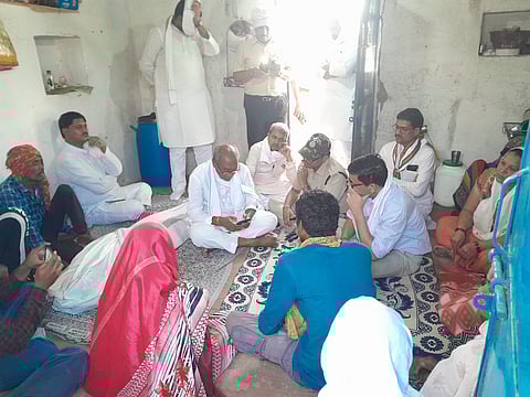 पीड़ित परिवार के घर पहुंचे पूर्व सीएम.