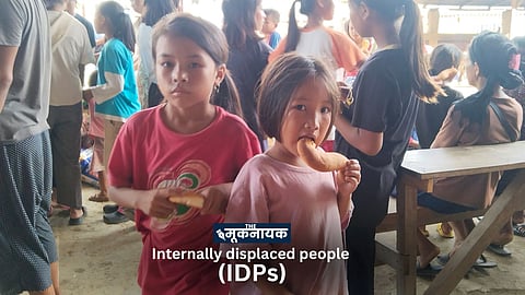 मणिपुर के कुकी बाहुल्य क्षेत्र चुराचांदपुर में एक राहत शिविर के बाहर आदिवासी बच्चे.