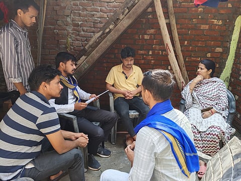 पीड़िता से बातचीत करते भीम आर्मी के मीडिया प्रभारी आकाश बाबू.
