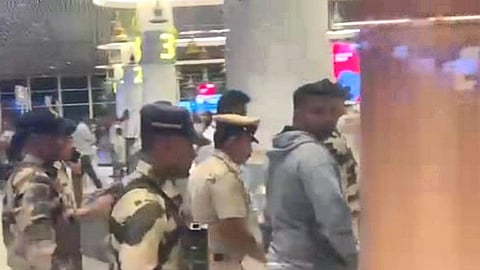 कई महिलाओं के यौन शोषण के आरोपों का सामना कर रहे निलंबित जेडी(एस) नेता प्रज्वल रेवन्ना 31 मई, को बेंगलुरु के केम्पेगौड़ा अंतरराष्ट्रीय हवाई अड्डे पर विशेष जांच दल (एसआईटी) के समक्ष पेश होने के लिए भारत लौट रहे हैं।