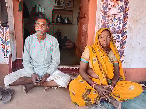 भैंसावन स्थित घर के बाहर बैठे ज्ञानी और जानकी आदिवासी.