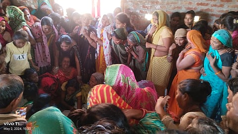 मजदूर पिता-पुत्र के शव घर आने के बाद विलाप करती परिवार की औरतें।